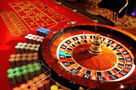 Dealer profesional Texas Hold'em Bonus di studio rajawali555 dengan kartu dan chip